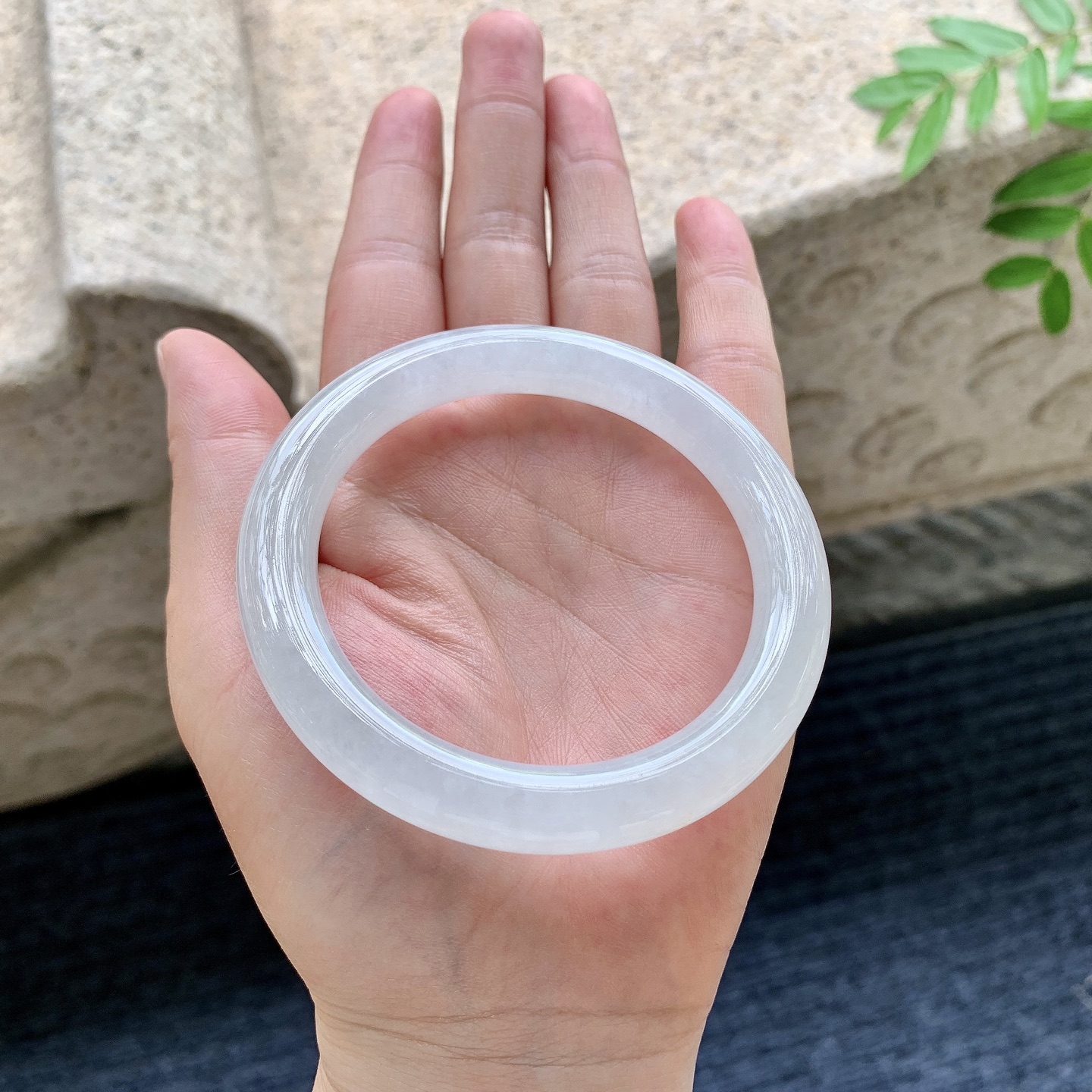 圆条55 56，圈口56.6/9.5/9.6，编码AD082306，糯冰底色，水润，种老，细腻，打灯有棉线