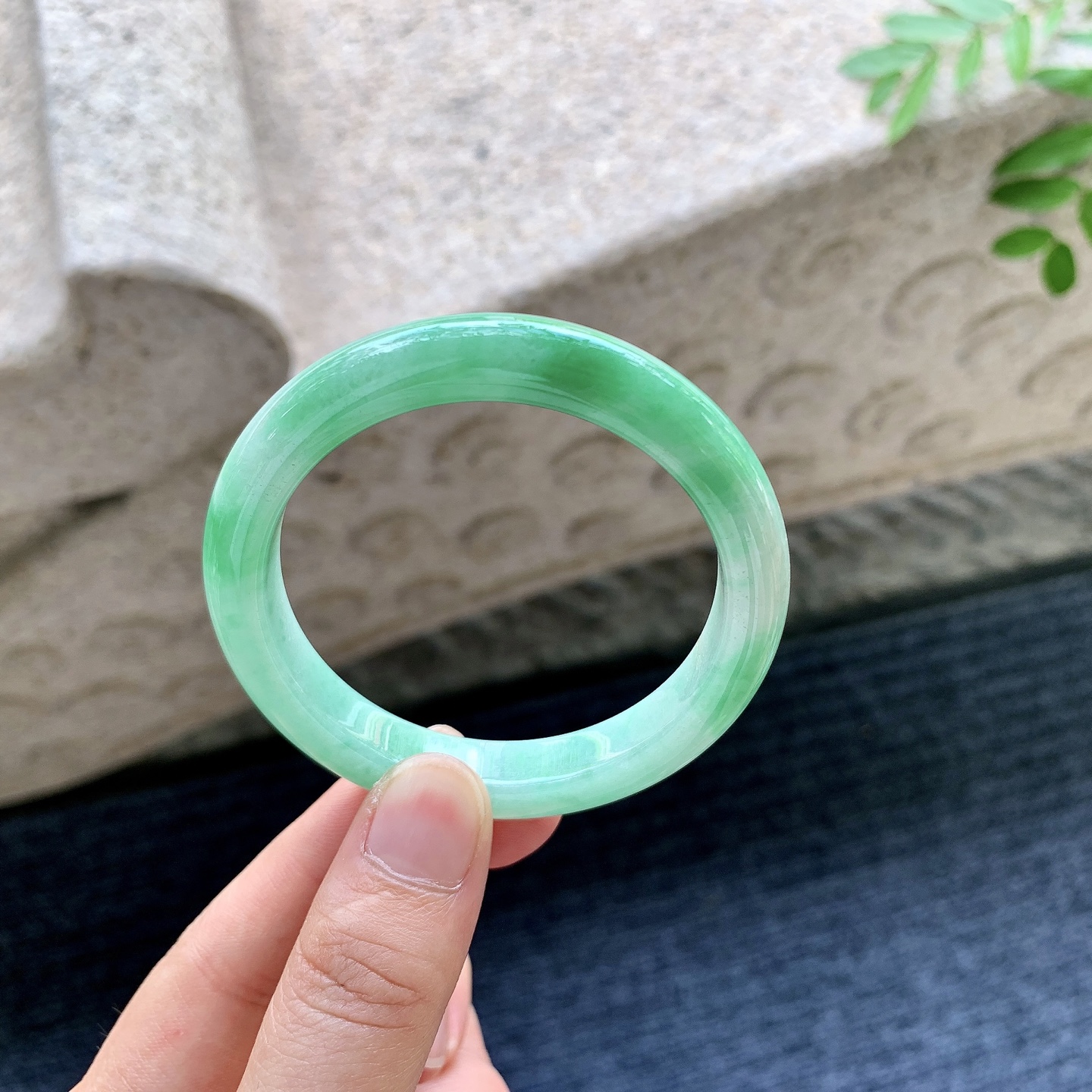 正圈49 50，圈口50.2/9/7.5，编码T1082319，细糯飘绿，水润，种老，细腻，有纹线