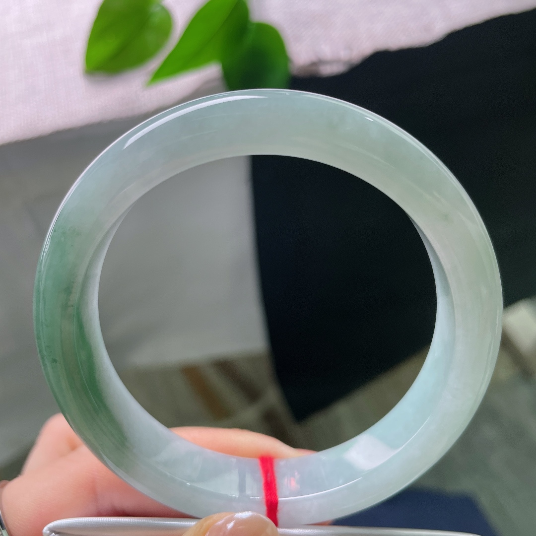油青正圈，无裂，镯型周正大方，条杆匀称适中，佩戴贴合手腕，上手端庄秀气。ss57863a
