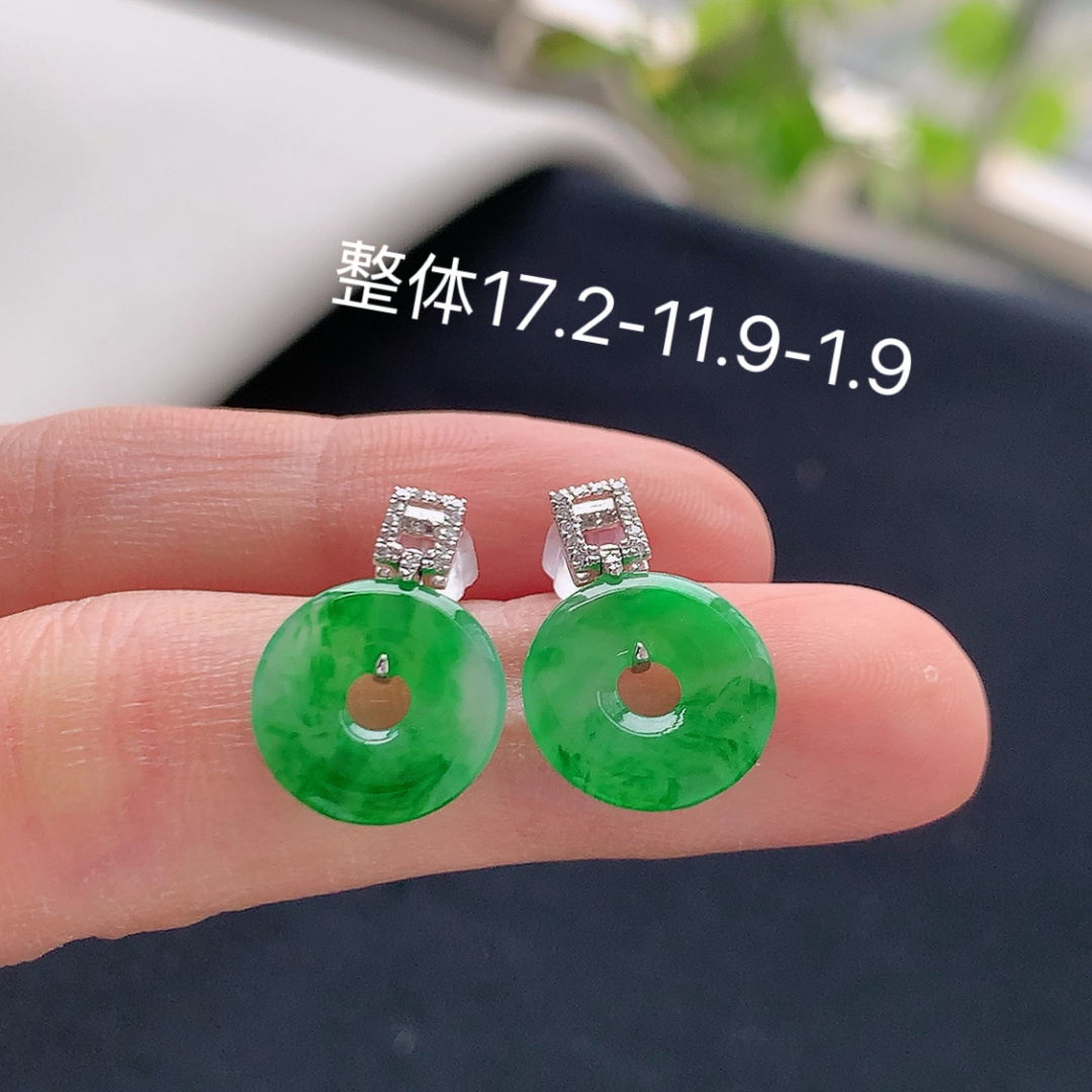 ️冰阳绿甜甜圈耳钉。色系温婉，种老水润细腻，佩戴精致气质货号19820，17.2-11.9-1.9