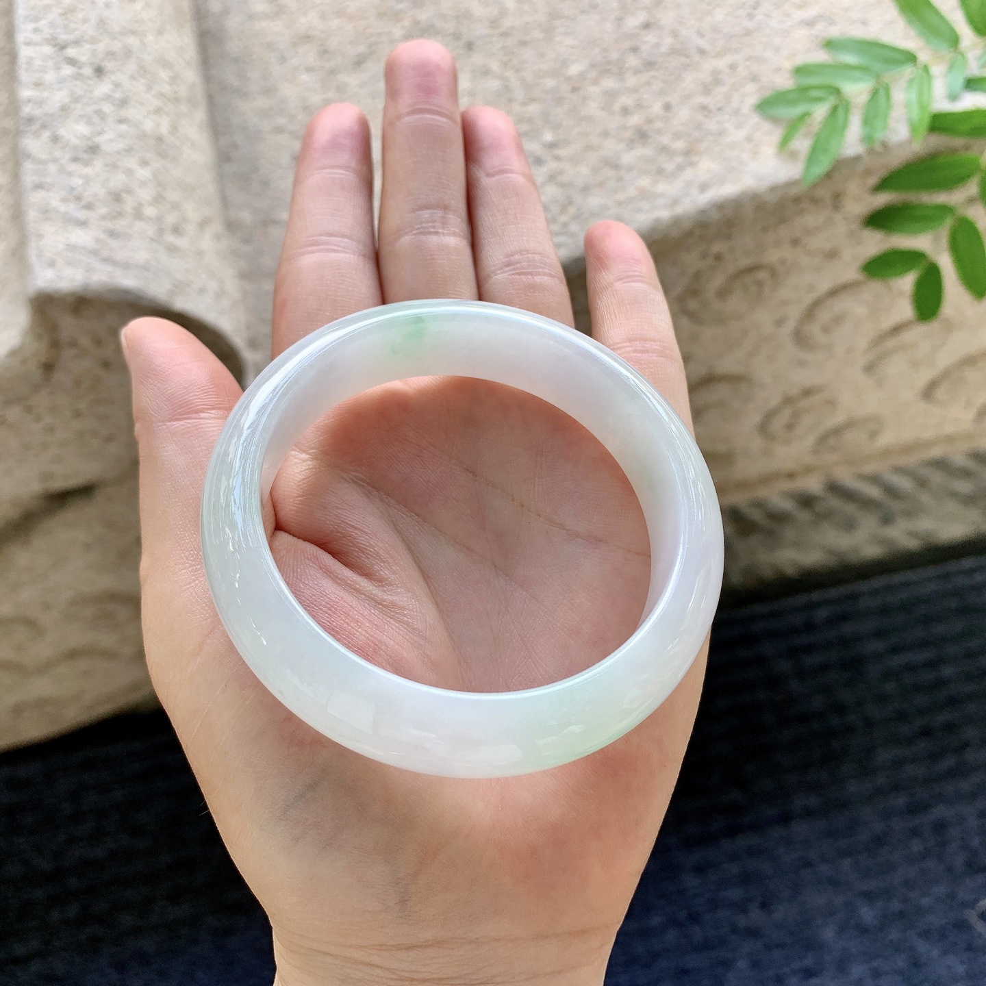 正圈56 57，圈口57.2/14.6/8，编码AD082310，细糯飘绿，水润，种老，细腻，无裂。