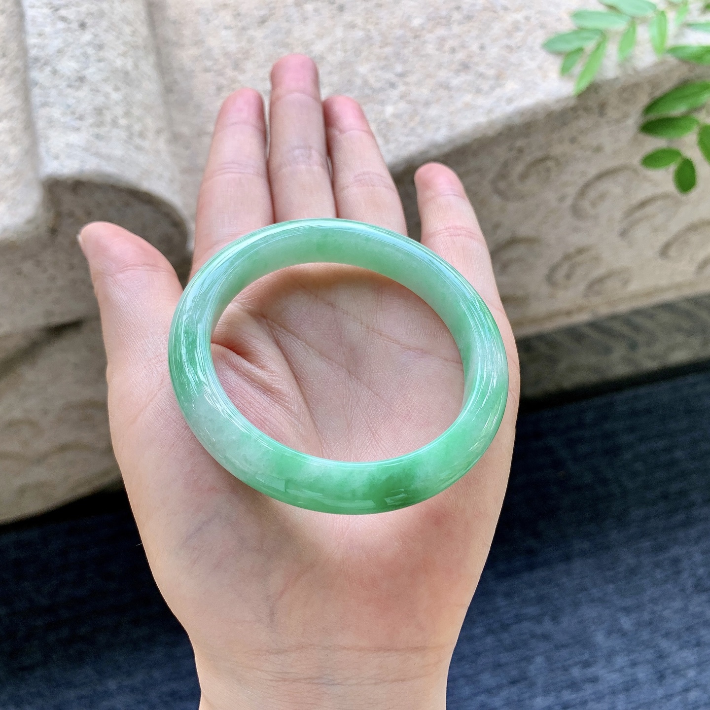 正圈49 50，圈口50.2/9/7.5，编码T1082319，细糯飘绿，水润，种老，细腻，有纹线