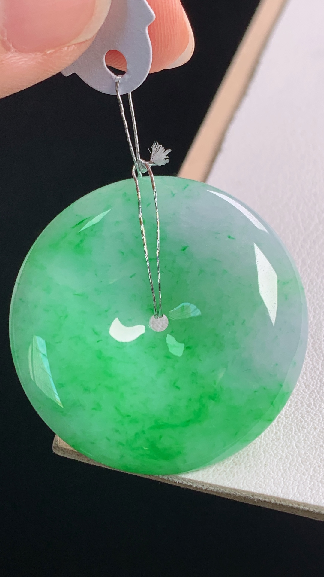 阳绿平安扣,色泽明艳，底子细腻，无裂,尺寸:35.7-7.1mm