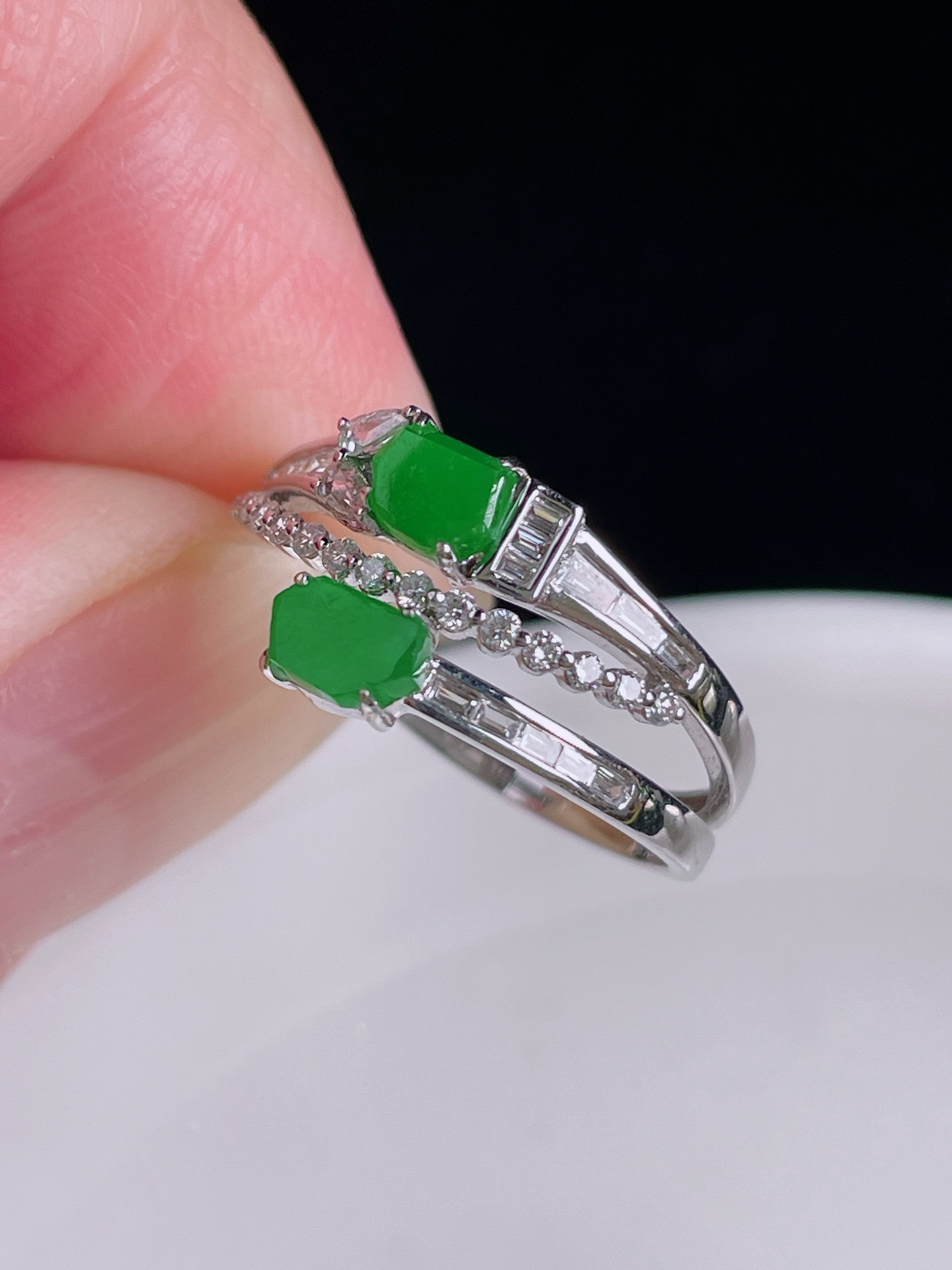 辣绿戒指，18k镶嵌，老种起光，细底通透，尺寸：裸石5.6/3.6/2mm0822