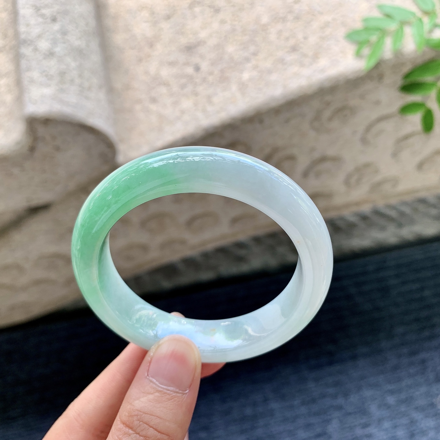 正圈50 51，圈口51.3/12.7/8.3，编码T1082320，细糯飘绿，水润，种老，细腻，打灯有纹线
