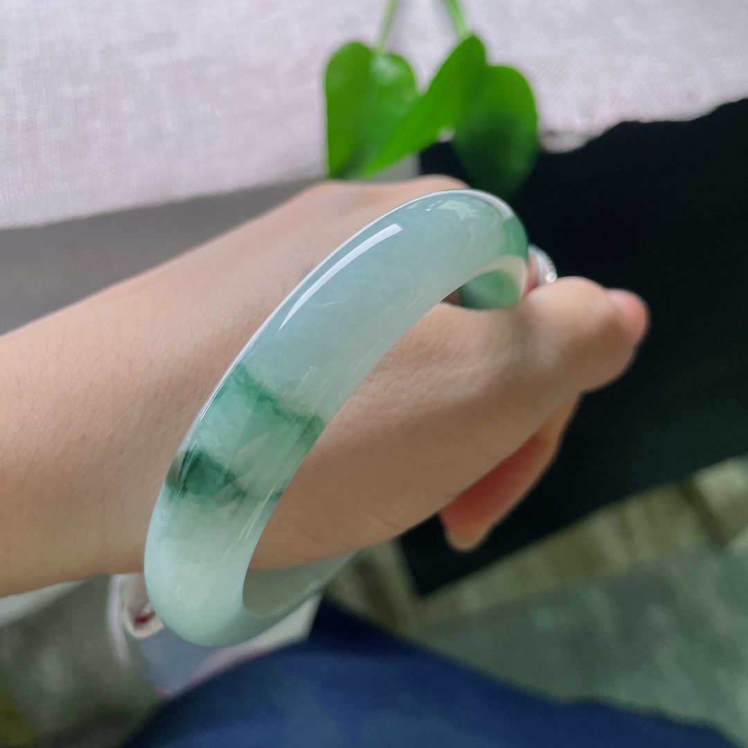 58.8/12.3/8.7，油青正圈，无裂，玉质通透细腻，水头清亮通透感很好，上手自带盈盈水光。ss57861a