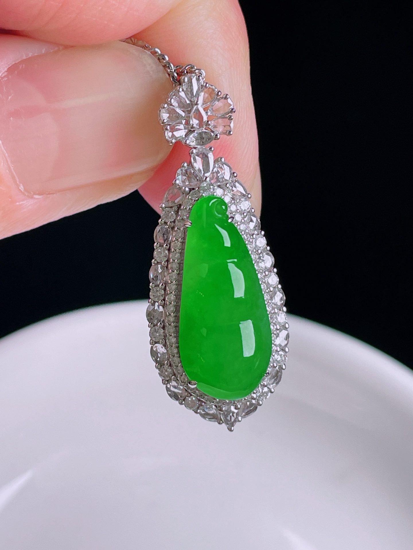 冰绿福豆/豆子，18k镶嵌，老种起光，细底通透，尺寸：35.3/14/12裸石20/9/3.9mm0822