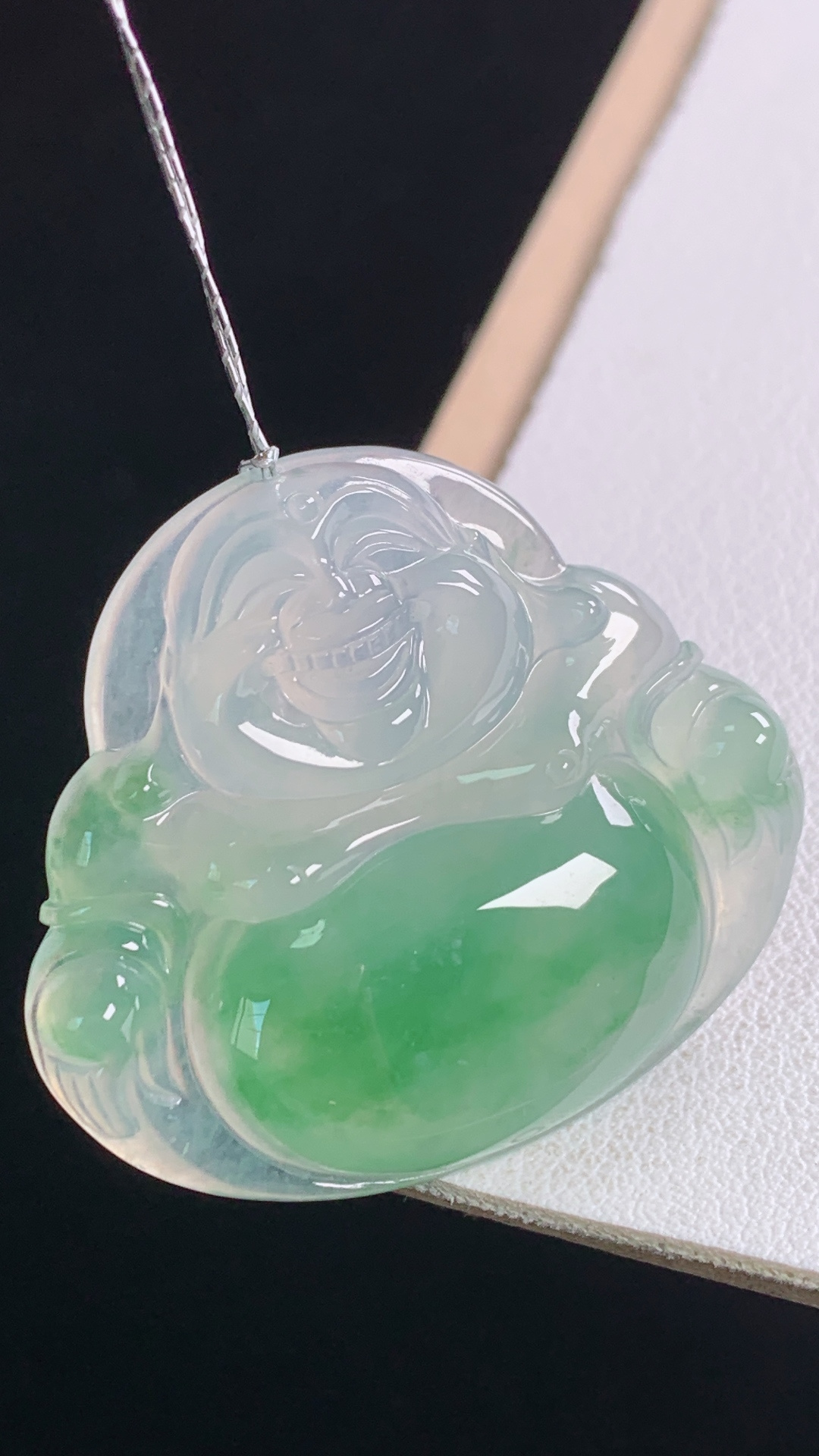 冰飘绿佛公，翠色灵动，清爽水润，无裂，尺寸:30.9-35.0-6.2mm