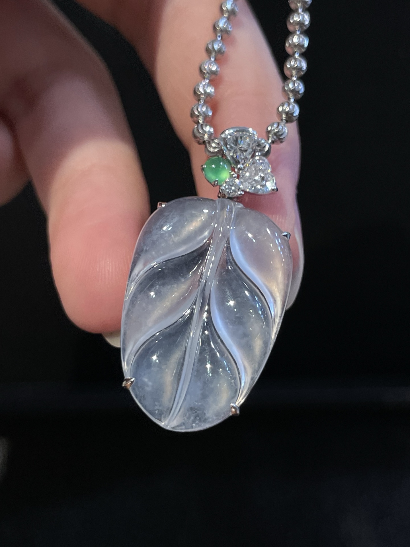 9K叶子吊坠，种水通透胶感十足，冰润柔光包裹整片玉叶，枝玉叶象征兴旺顺遂、步步高升，尺寸：整体32.1*16.5*5.7裸石23.7