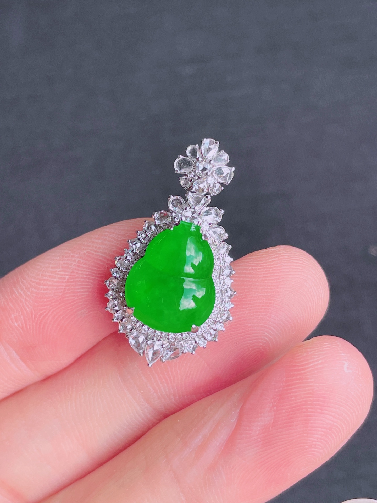 高冰绿葫芦吊坠，晶莹剔透，新颖时尚，品相，3-10.5-4