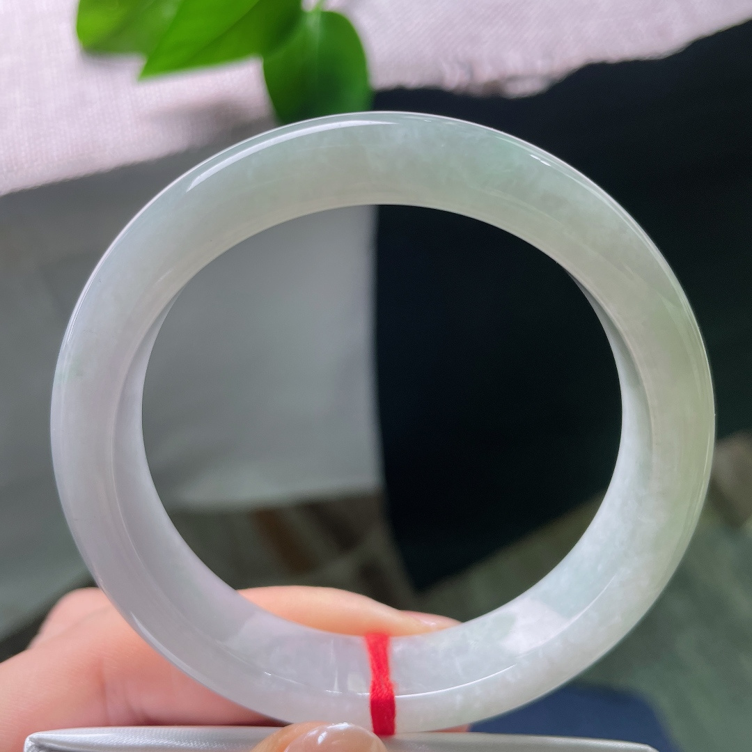 57/12.5/8.4，浅绿底正圈，内纹，底色素雅沉静，淡淡的花色若隐若现，光泽柔和内敛，低调耐看，上手自带松弛沉静的气质。57748a