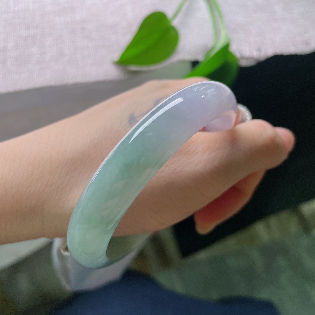 58.9/12.5/7.9，油青正圈，有纹，淡紫底色温柔朦胧，青山绿水悄然点缀其间，紫绿相融韵味悠长，ss57757a