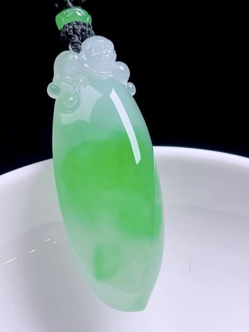 冰种阳绿福瓜,色泽鲜艳，油润冰胶,尺寸：46/17/11
