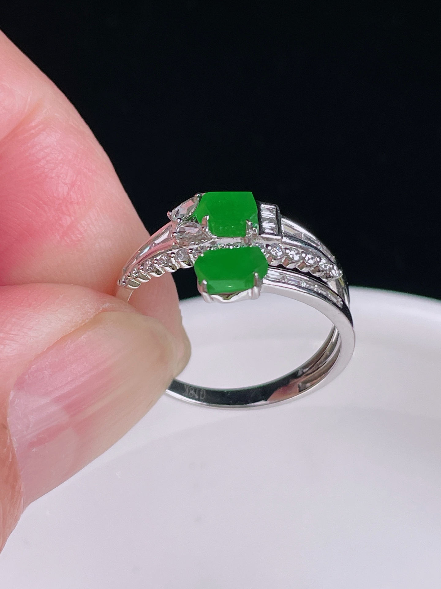辣绿戒指，18k镶嵌，老种起光，细底通透，尺寸：裸石5.6/3.6/2mm0822