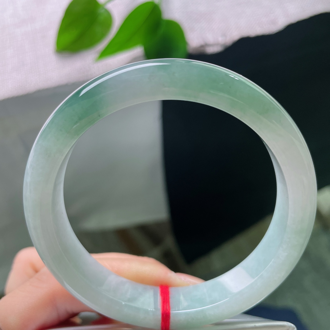 油青正圈，无裂，深浅错落的绿花随性散落在镯身，如同水墨晕染，每一处花纹都。ss57856a