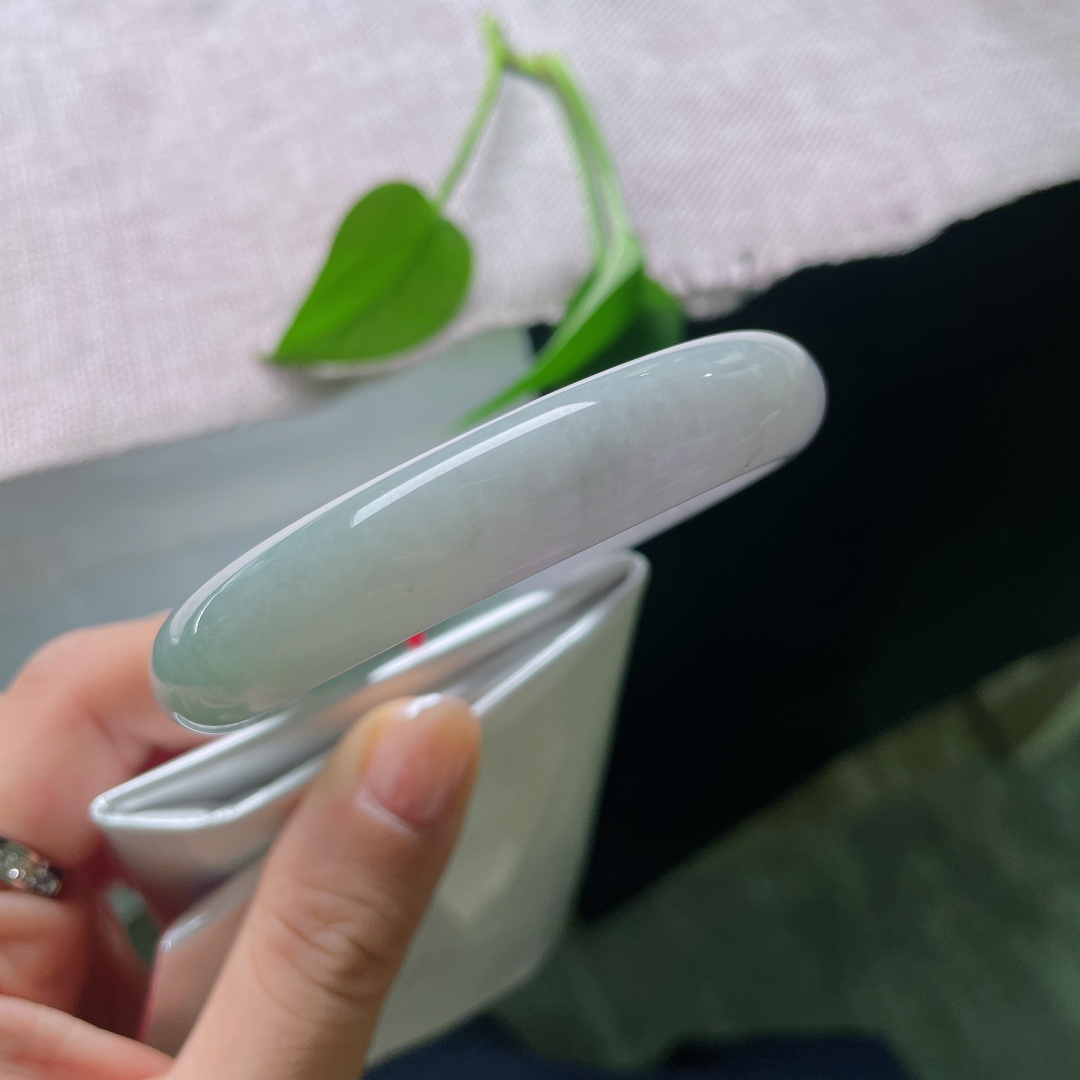 58.9/12.5/7.9，油青正圈，有纹，淡紫底色温柔朦胧，青山绿水悄然点缀其间，紫绿相融韵味悠长，ss57757a