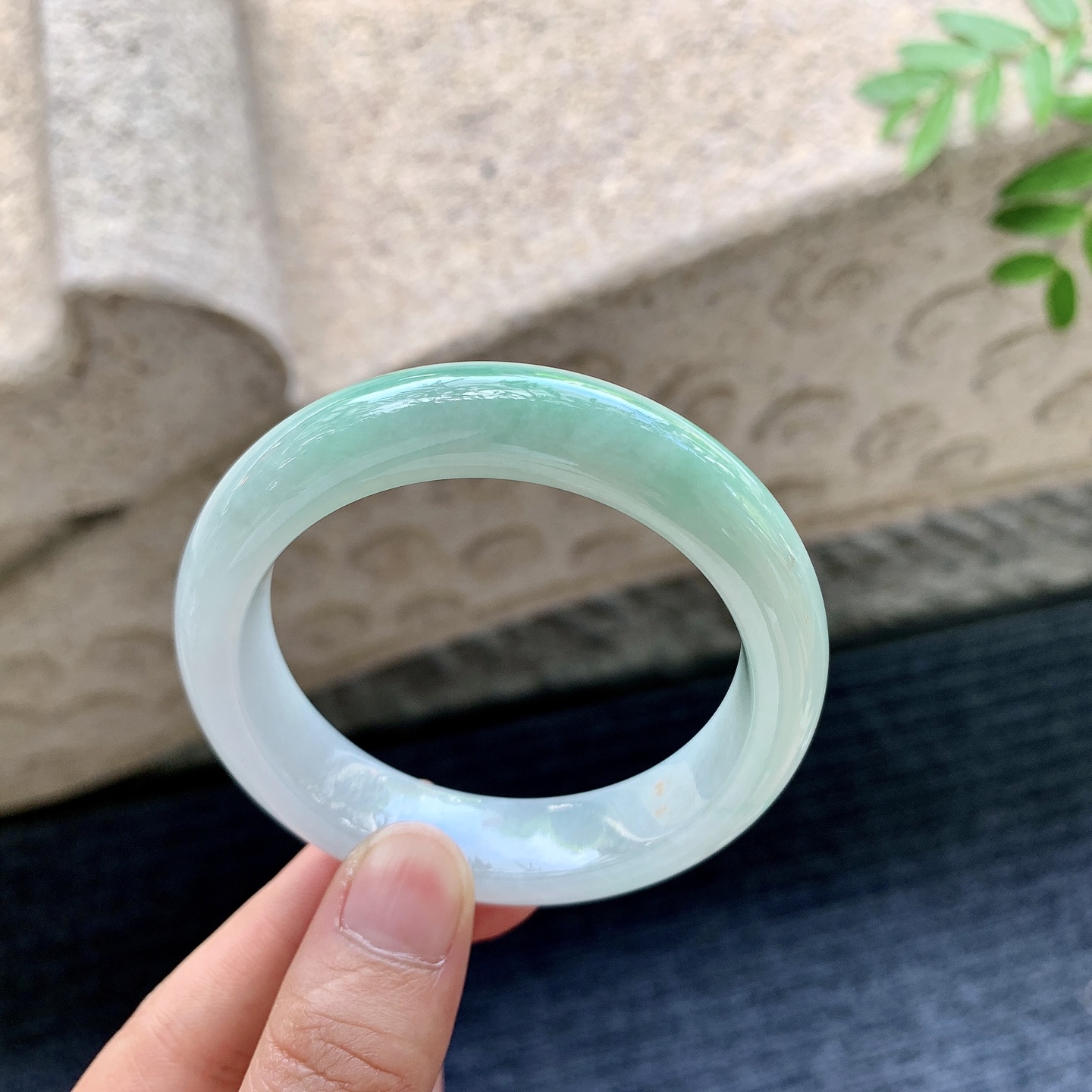 正圈50 51，圈口51.3/12.7/8.3，编码T1082320，细糯飘绿，水润，种老，细腻，打灯有纹线