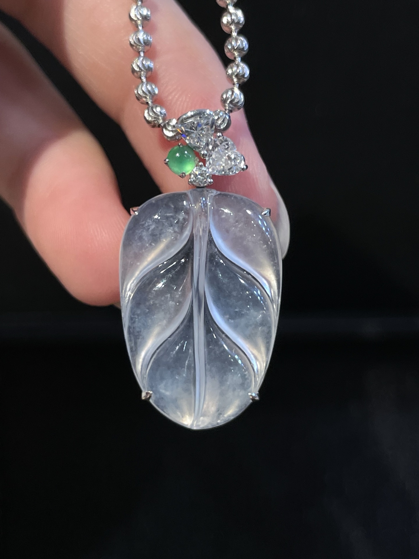 9K叶子吊坠，种水通透胶感十足，冰润柔光包裹整片玉叶，枝玉叶象征兴旺顺遂、步步高升，尺寸：整体32.1*16.5*5.7裸石23.7