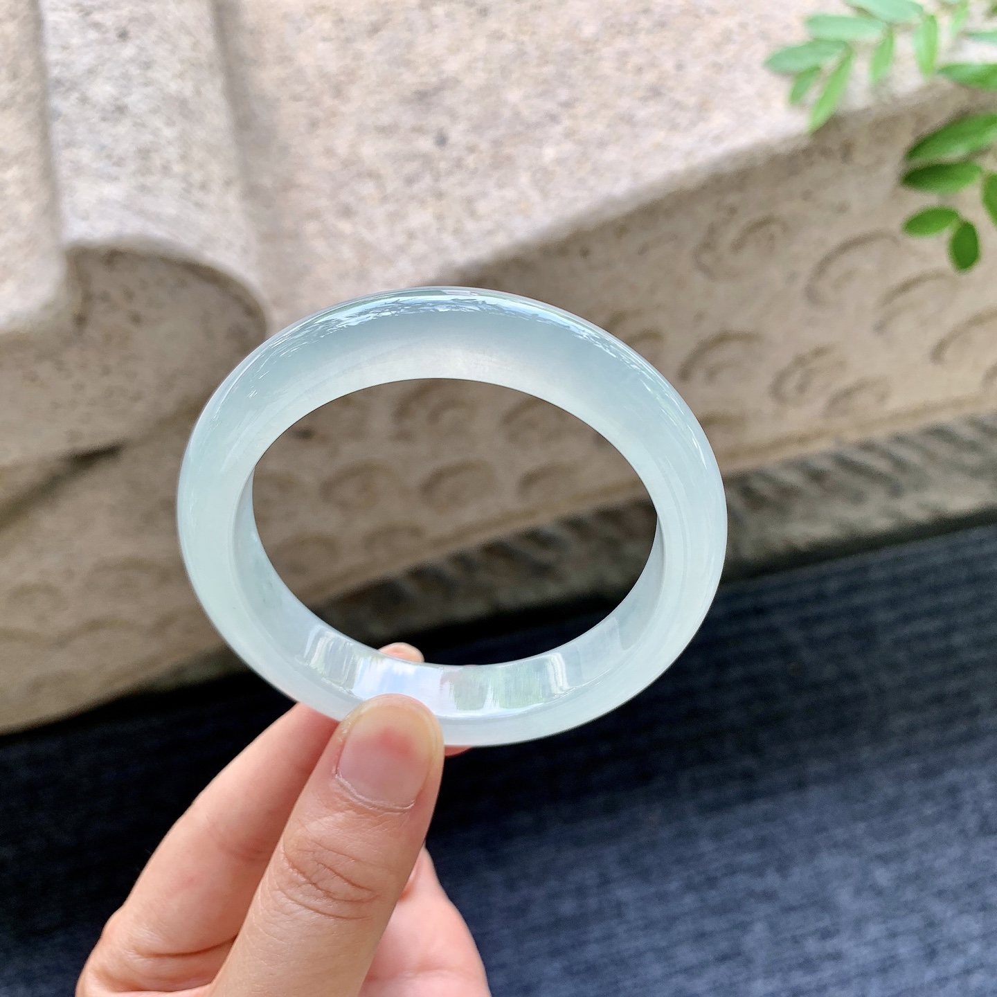 正圈55 56,圈口56/12/8.5,编码C5082331,冰糯晴底，水润，种老，细腻，打灯有絮线