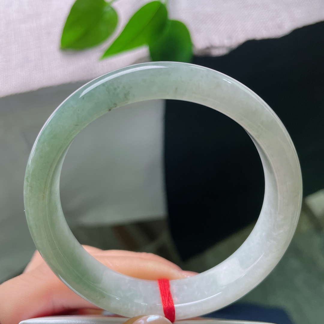 油青正圈，皮纹，深青如水，色泽温润厚重，玉质油润顺滑，越戴越能品出内敛的韵味。ss57751a