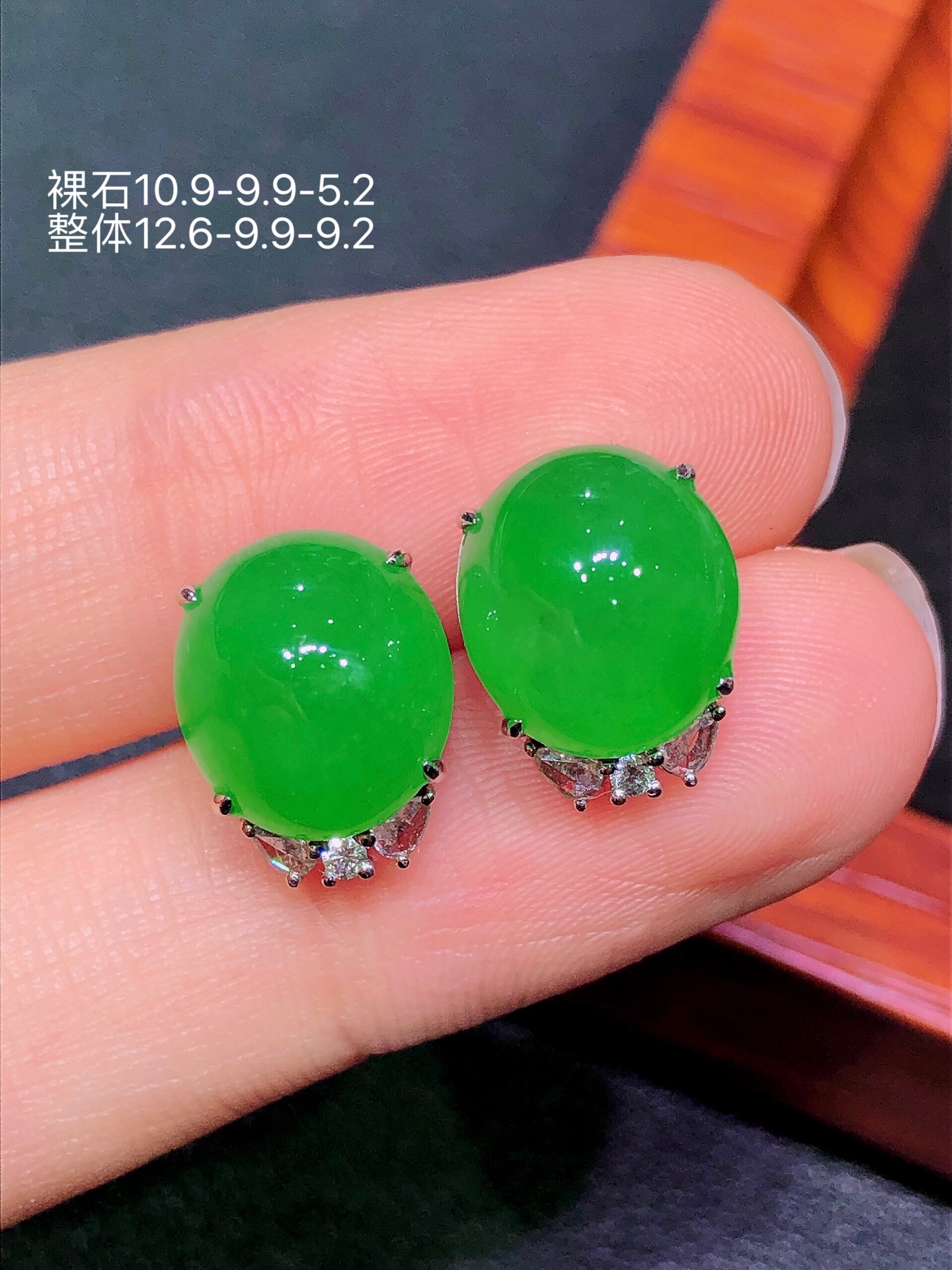 ️18K金镶 冰绿蛋面耳钉 无裂 水润色艳 品相饱满 苹果拍摄，实物更好看，12.6-9.9-9.2