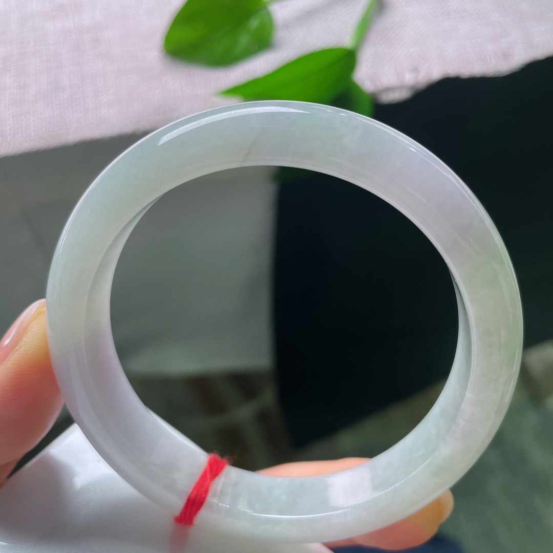 61.9/12.7/9.3，淡紫正圈，晶体纹，浅淡紫色温柔晕开，玉质温润细腻，柔光缓缓萦绕镯，自带安静含蓄的温婉气息。ss57737a