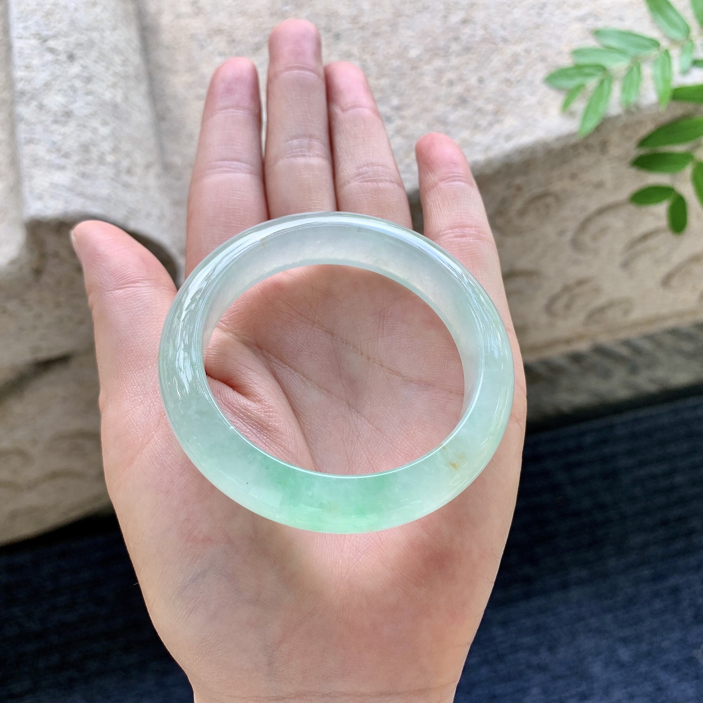 正圈49 50，圈口50/12.4/8，编码DZ082303，冰糯飘绿，水润，种老，细腻，打灯有棉线