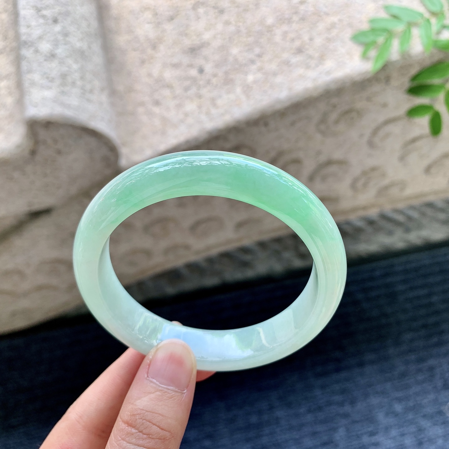 正圈57 58,圈口58.2/13/8.2,编码Q5082313,飘阳绿，水润，种老，细腻，无裂