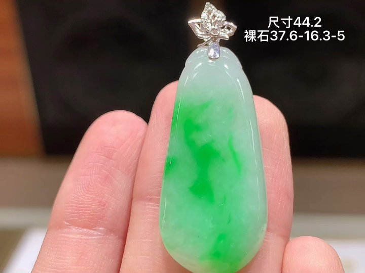 18K 冰飘绿福瓜吊坠 无裂, 尺寸 37.6-16.3-5