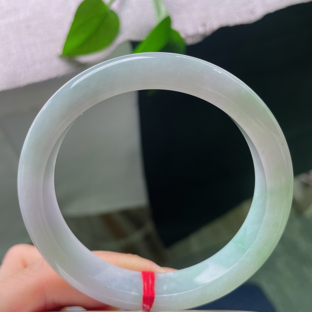 59/12.5/8.7，绿底正圈，无裂，绿调淡淡的不张扬，由浅至淡自然过渡，没有浓烈艳色，走温婉耐看路线。ss57850a