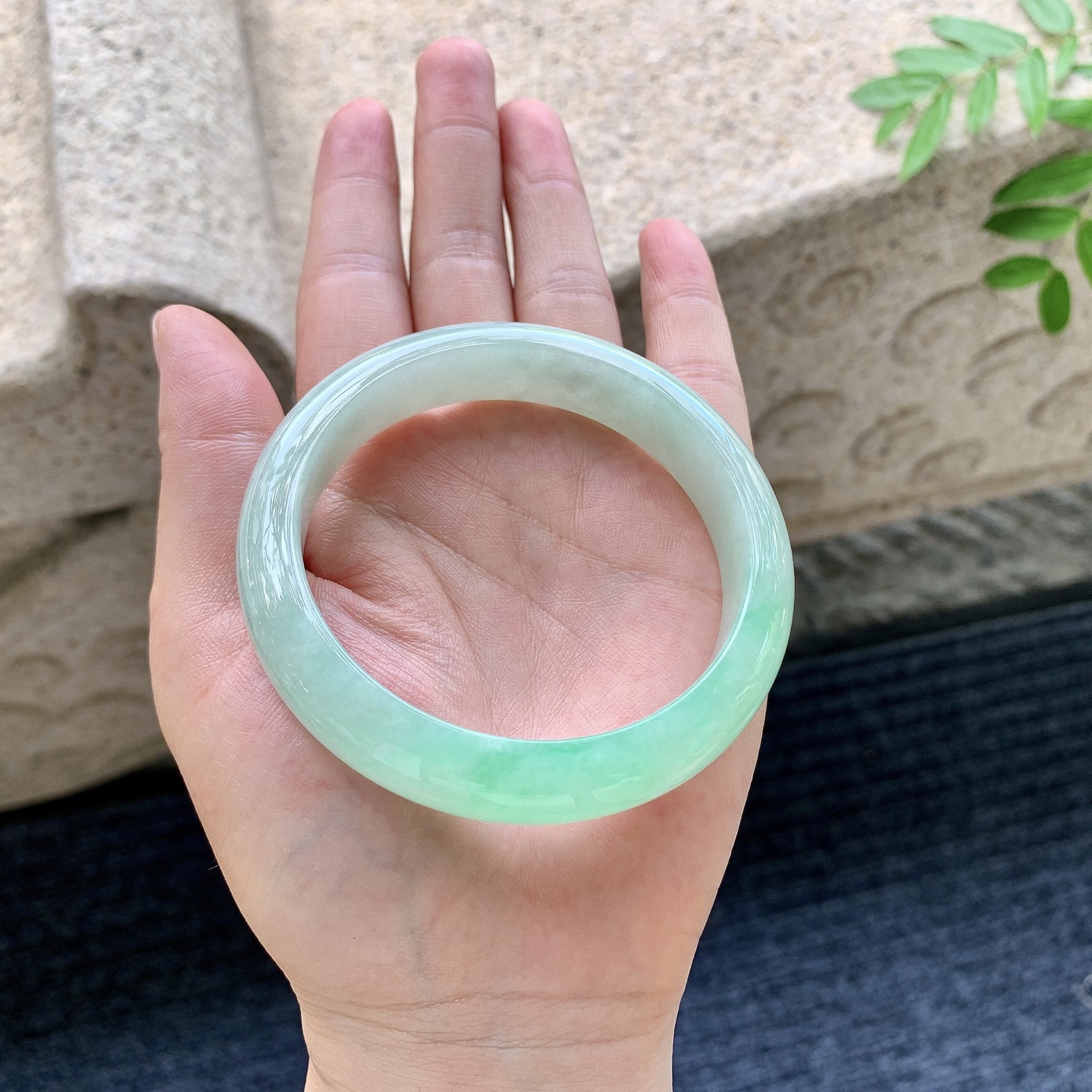 正圈57 58,圈口58.2/13/8.2,编码Q5082313,飘阳绿，水润，种老，细腻，无裂