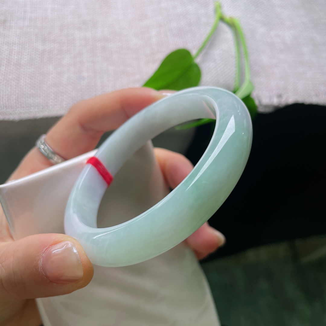 59/12.5/8.7，绿底正圈，无裂，绿调淡淡的不张扬，由浅至淡自然过渡，没有浓烈艳色，走温婉耐看路线。ss57850a