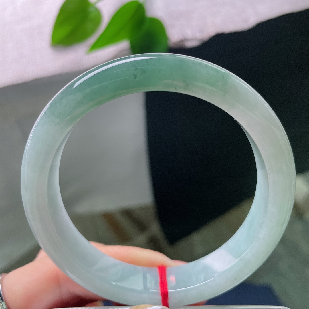 油青正圈，无裂，镯型周正大方，条杆匀称适中，佩戴贴合手腕，上手端庄秀气。ss57863a