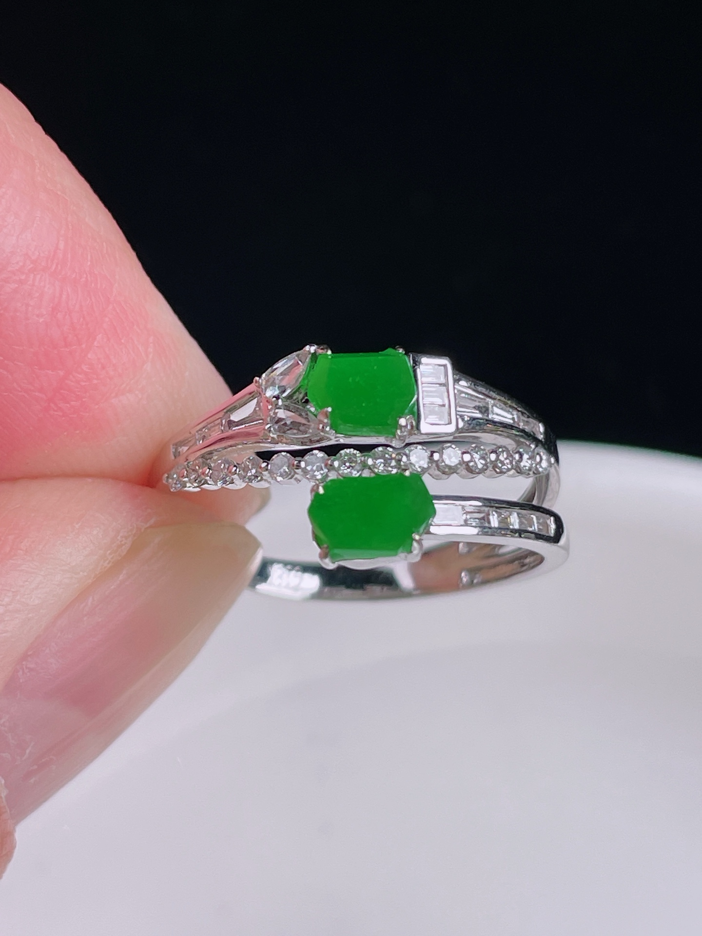 辣绿戒指，18k镶嵌，老种起光，细底通透，尺寸：裸石5.6/3.6/2mm0822