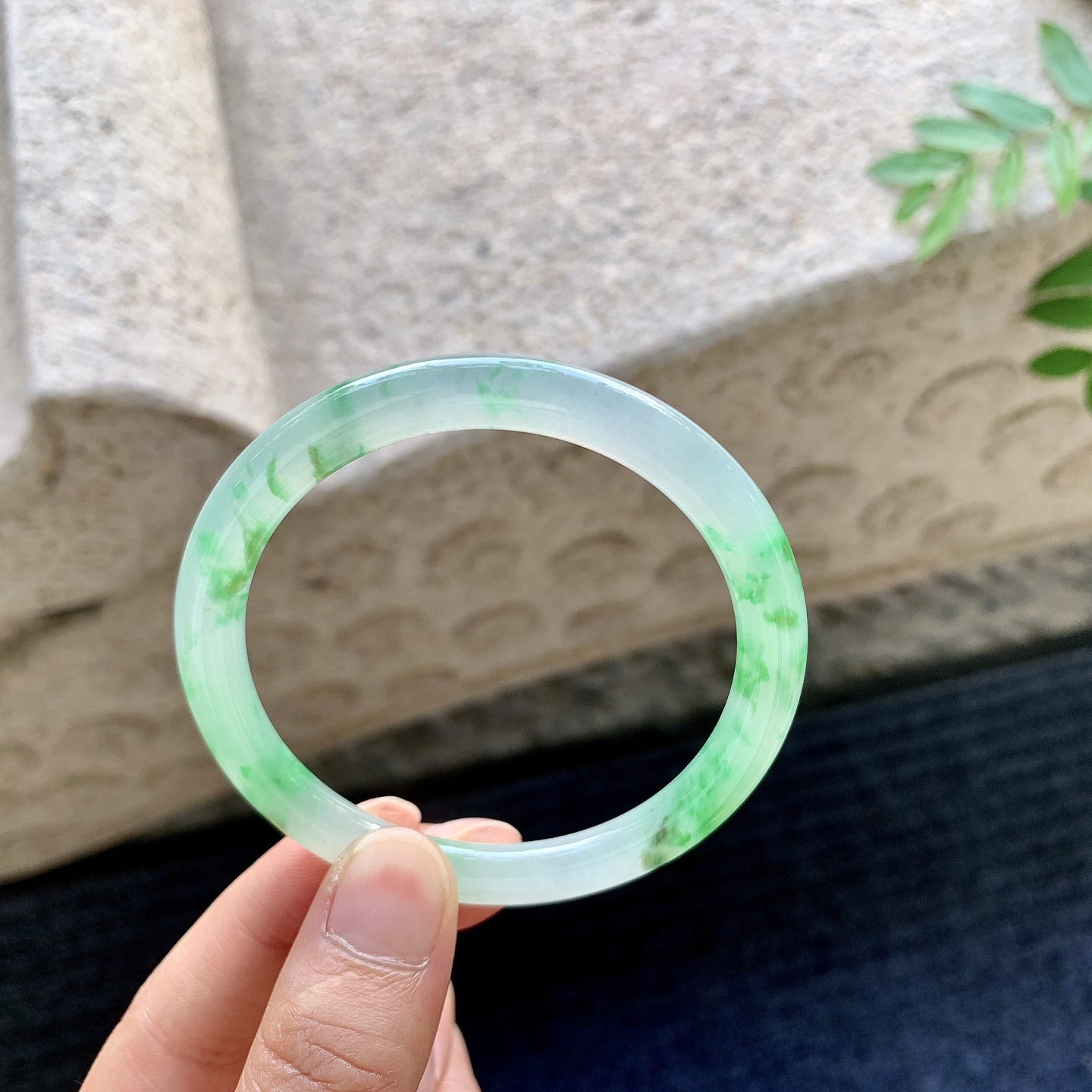 圆条53 54,圈口54/6.1/7.6,编码C5082335,冰糯飘绿，水润，种老，细腻，打灯有纹线
