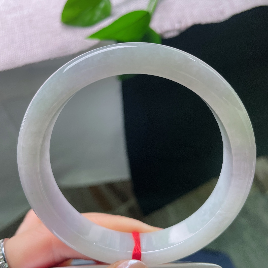 61.9/12.7/9.3，淡紫正圈，晶体纹，浅淡紫色温柔晕开，玉质温润细腻，柔光缓缓萦绕镯，自带安