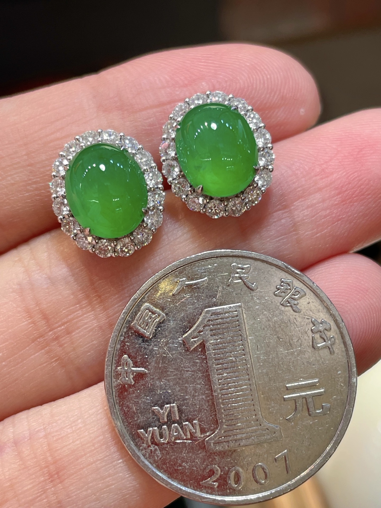 精品翡翠蛋面耳钉，冰种阳绿色，起光，耳伴间的青翠绿滴，18k真金镶嵌，细腻水润，9.6-8.1-4.