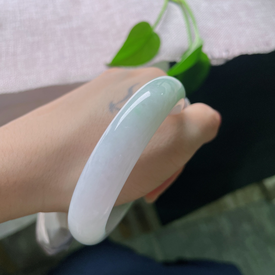飘绿正圈，晶体纹，素白镯底晕染几缕清新飘绿，清雅内敛，不张扬不浓烈，自带温婉恬静的氛围感。ss57846a