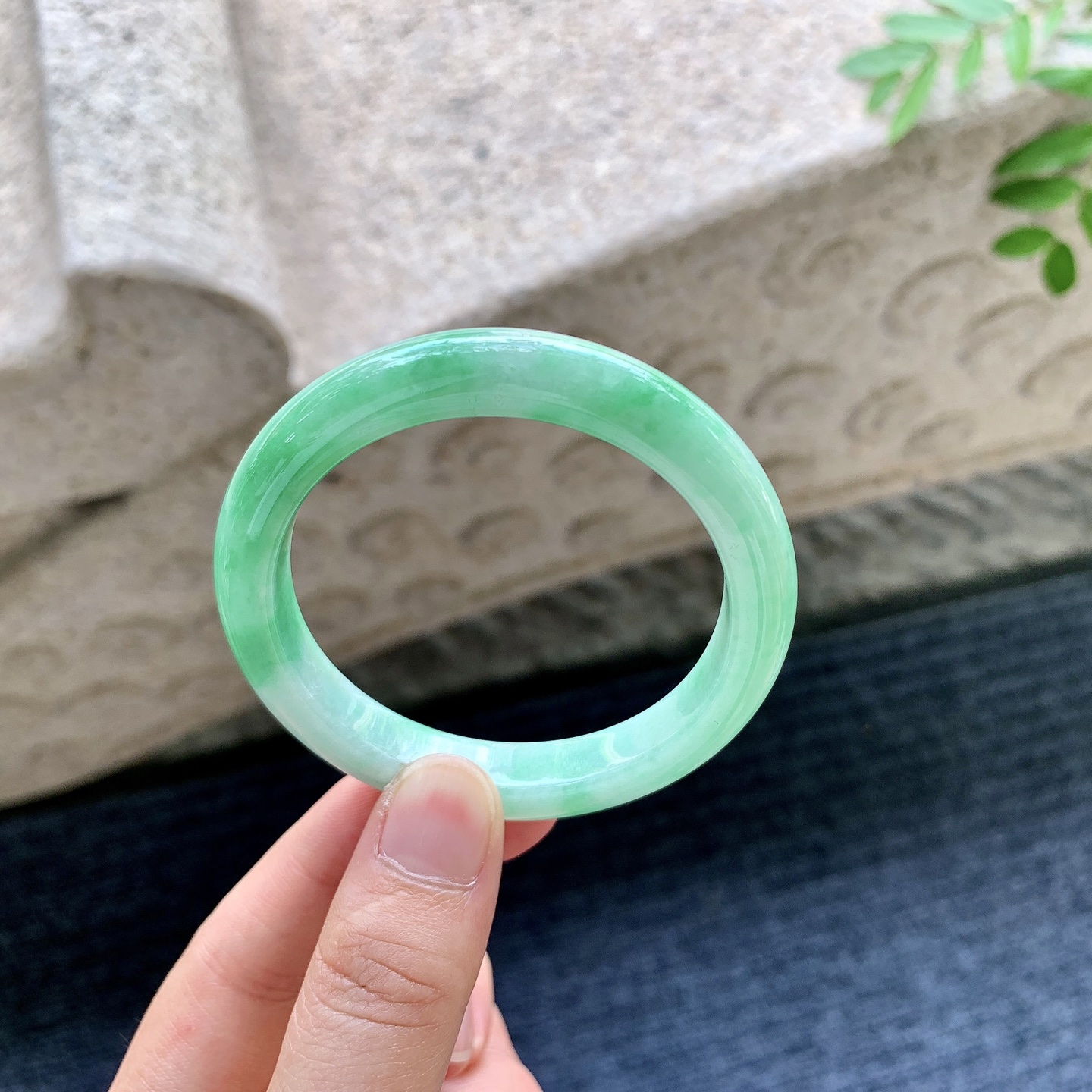 正圈49 50，圈口50.2/9/7.5，编码T1082319，细糯飘绿，水润，种老，细腻，有纹线