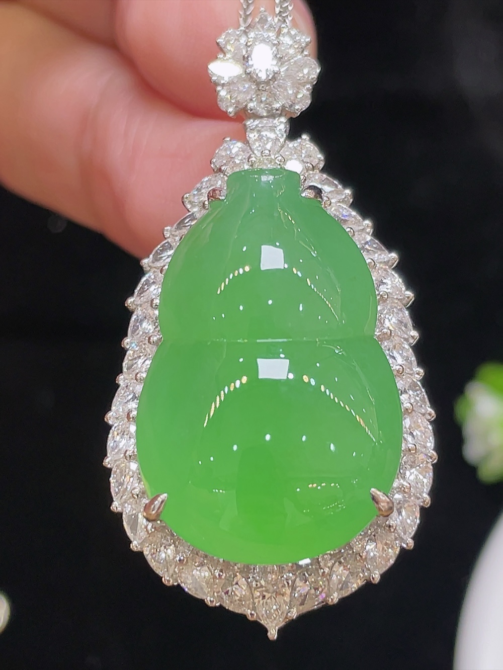 ️高冰阳绿，饱满大葫芦，大件饱满，通透水润，玉质细腻，翠色鲜艳，18k金奢华钻石镶嵌️，25.4-16.4-7.8
