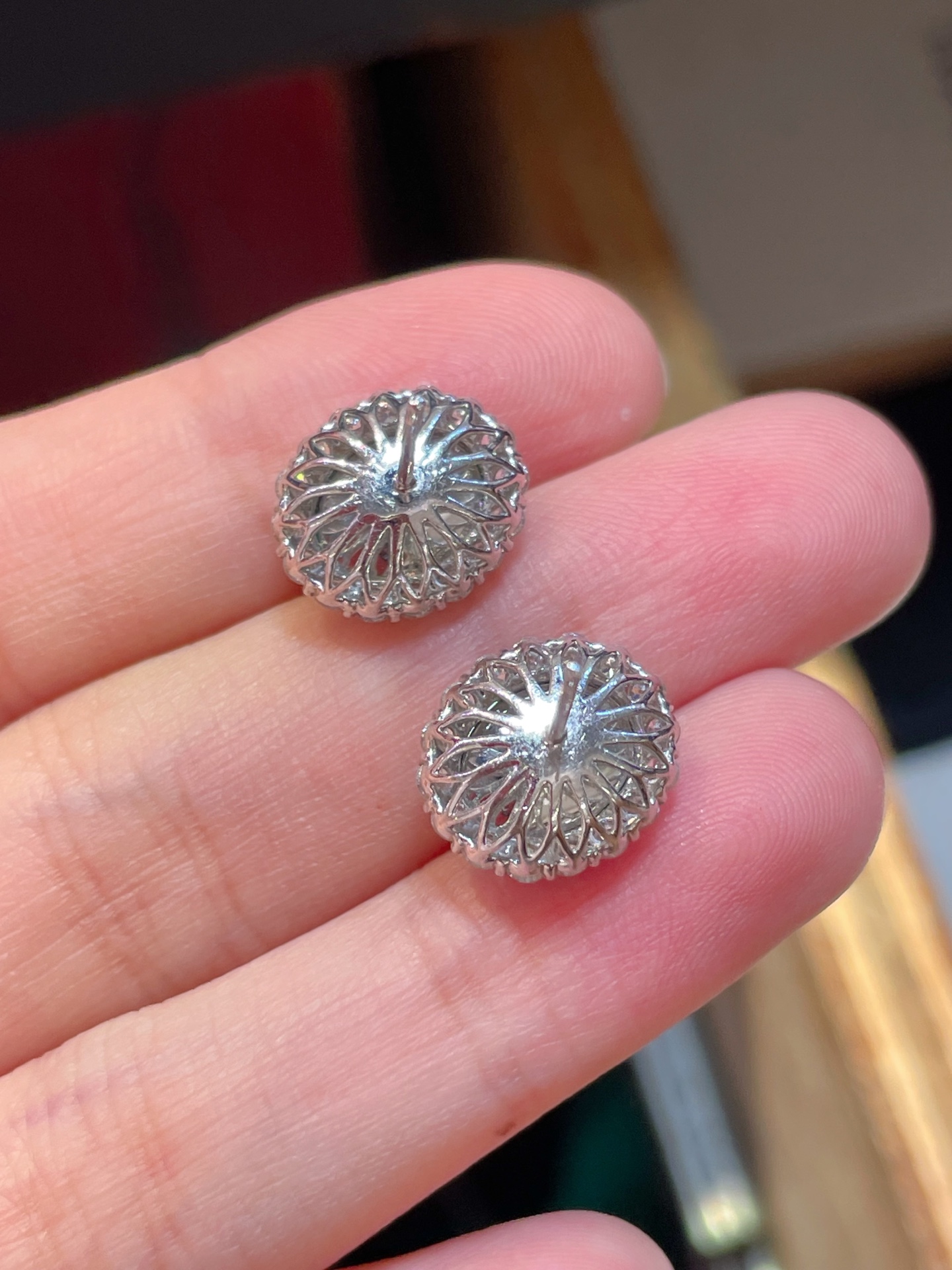 精品翡翠蛋面耳钉，冰种阳绿色，起光，耳伴间的青翠绿滴，18k真金镶嵌，细腻水润，9.6-8.1-4.3