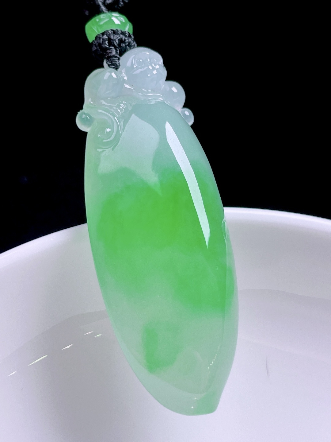 冰种阳绿福瓜,色泽鲜艳，油润冰胶,尺寸：46/17/11