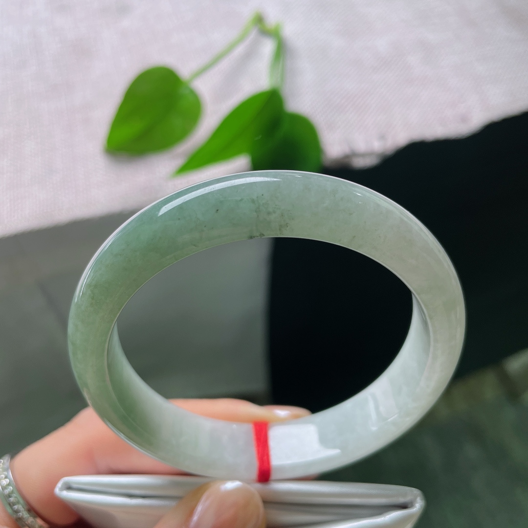 油青正圈，皮纹，深青如水，色泽温润厚重，玉质油润顺滑，越戴越能品出内敛的韵味。ss57751a