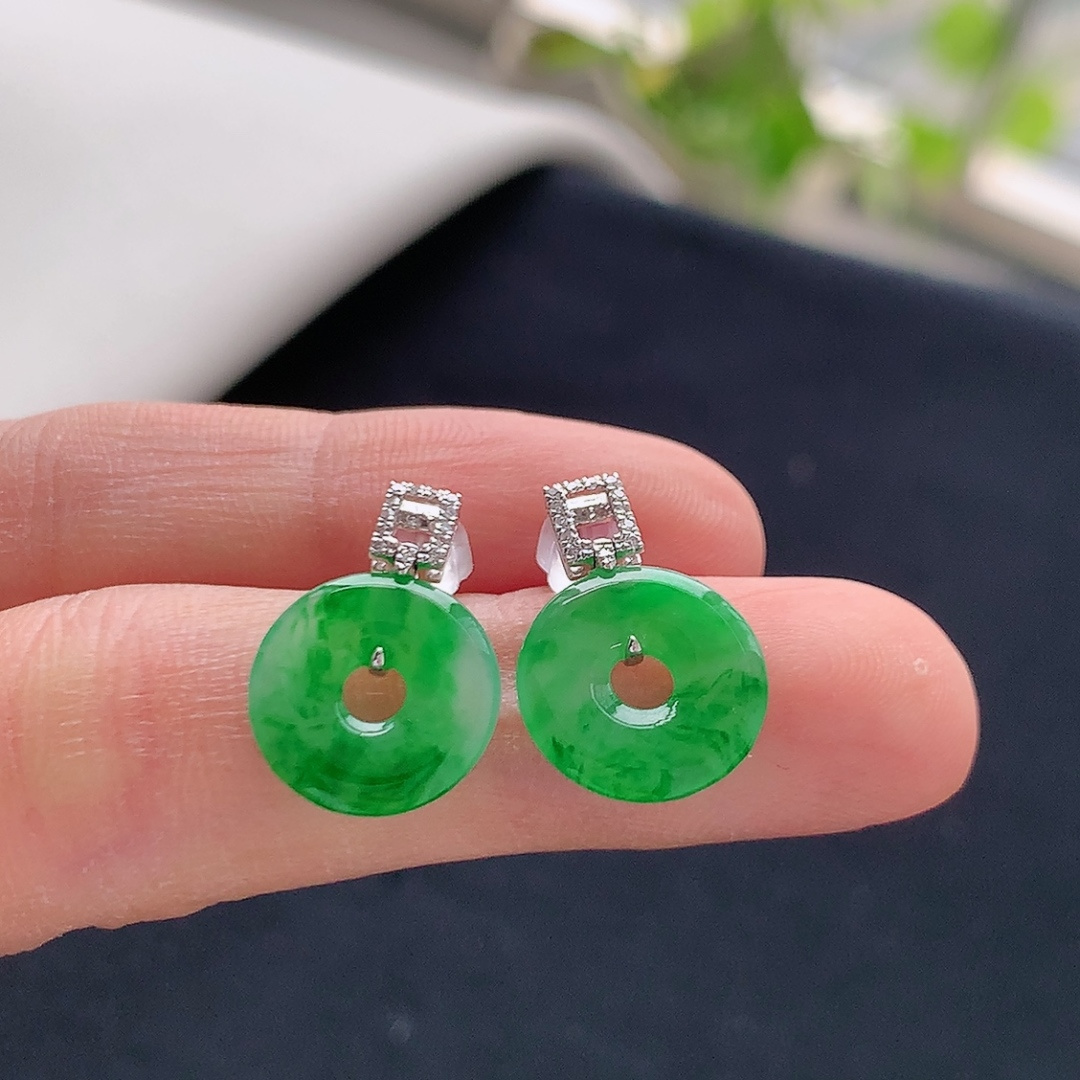 ️冰阳绿甜甜圈耳钉。色系温婉，种老水润细腻，佩戴精致气质货号19820，17.2-11.9-1.9
