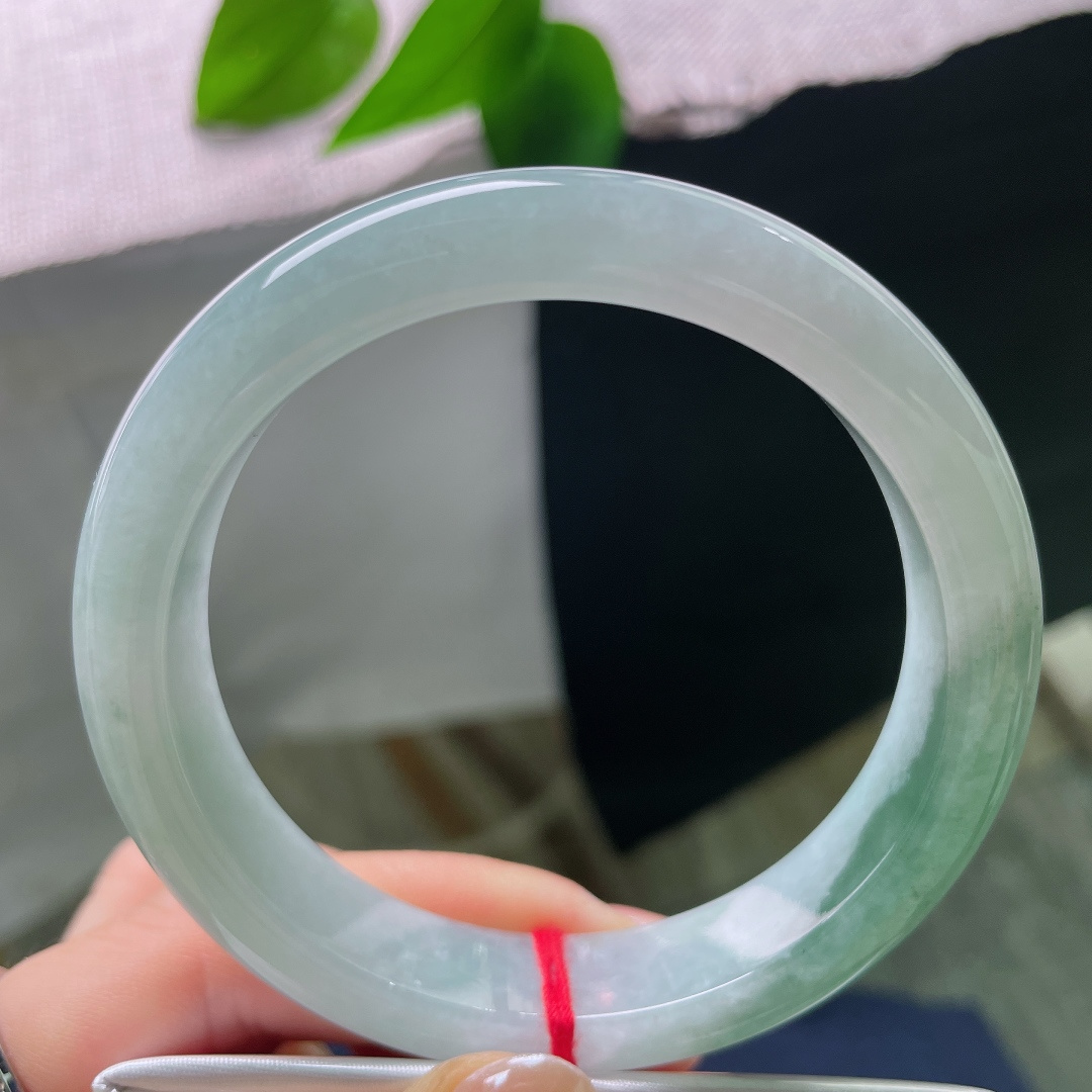 油青正圈，无裂，镯型周正大方，条杆匀称适中，佩戴贴合手腕，上手端庄秀气。ss57863a