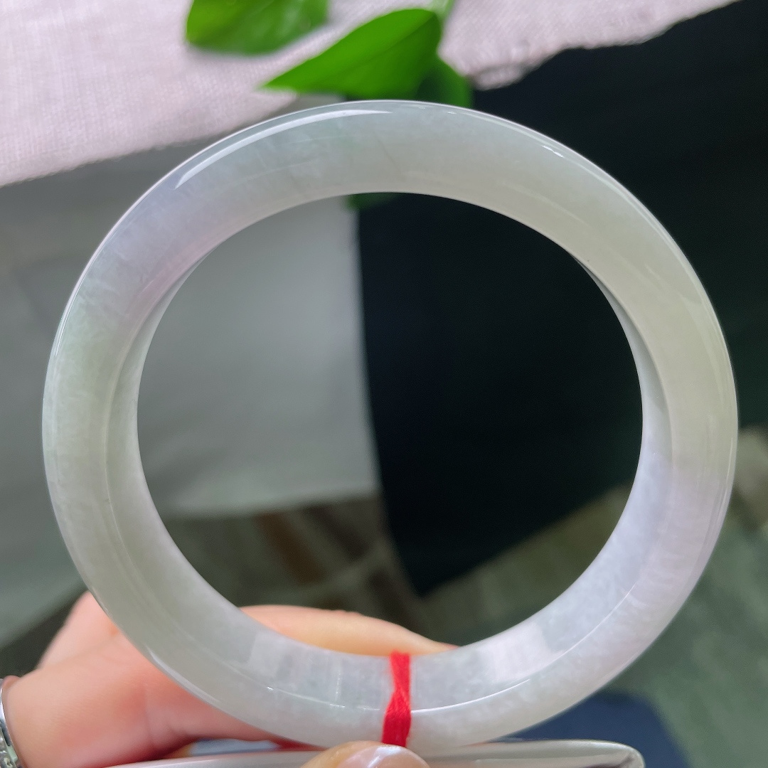 61.9/12.7/9.3，淡紫正圈，晶体纹，浅淡紫色温柔晕开，玉质温润细腻，柔光缓缓萦绕镯，自带安