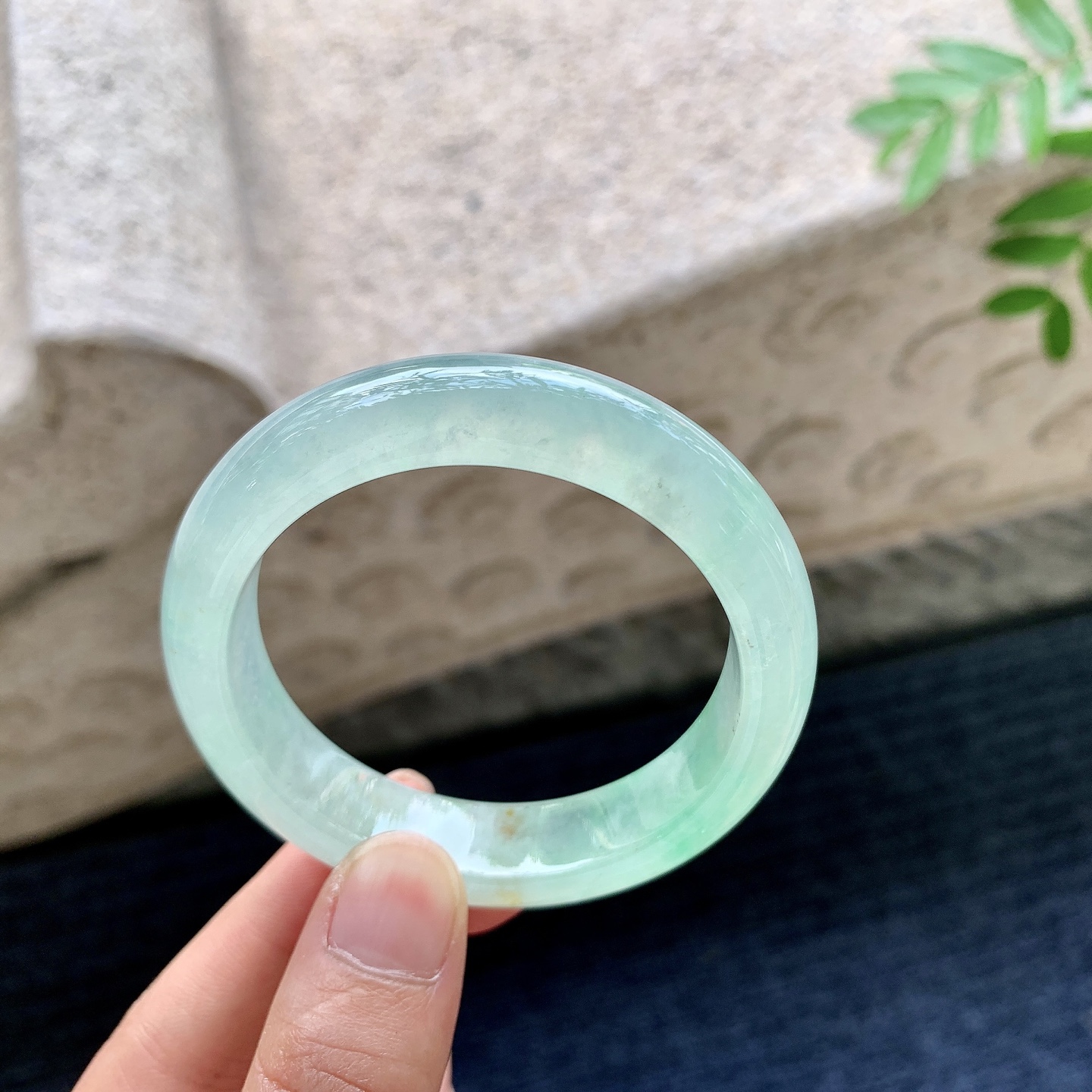 正圈49 50，圈口50/12.4/8，编码DZ082303，冰糯飘绿，水润，种老，细腻，打灯有棉线