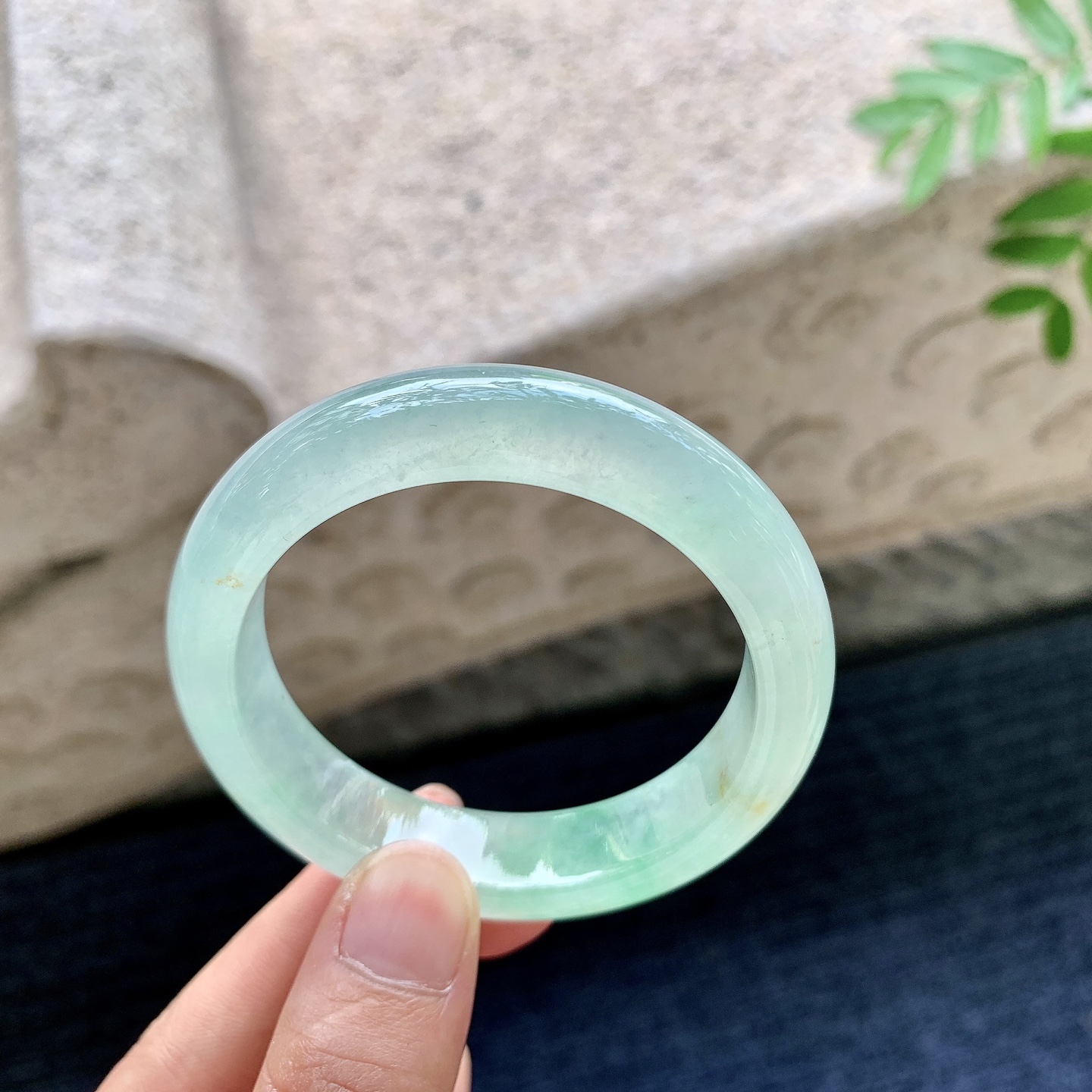 正圈49 50，圈口50/12.4/8，编码DZ082303，冰糯飘绿，水润，种老，细腻，打灯有棉线