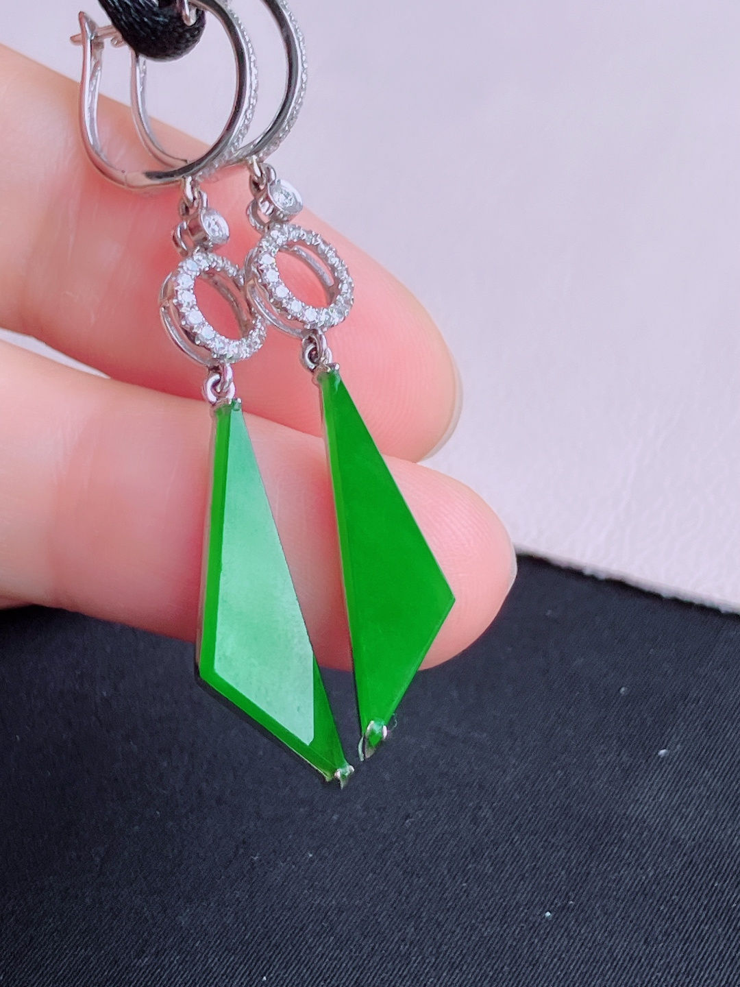 阳绿耳环，简约时尚，尺寸50.6/22.6/7.3/3.8/自然光实拍