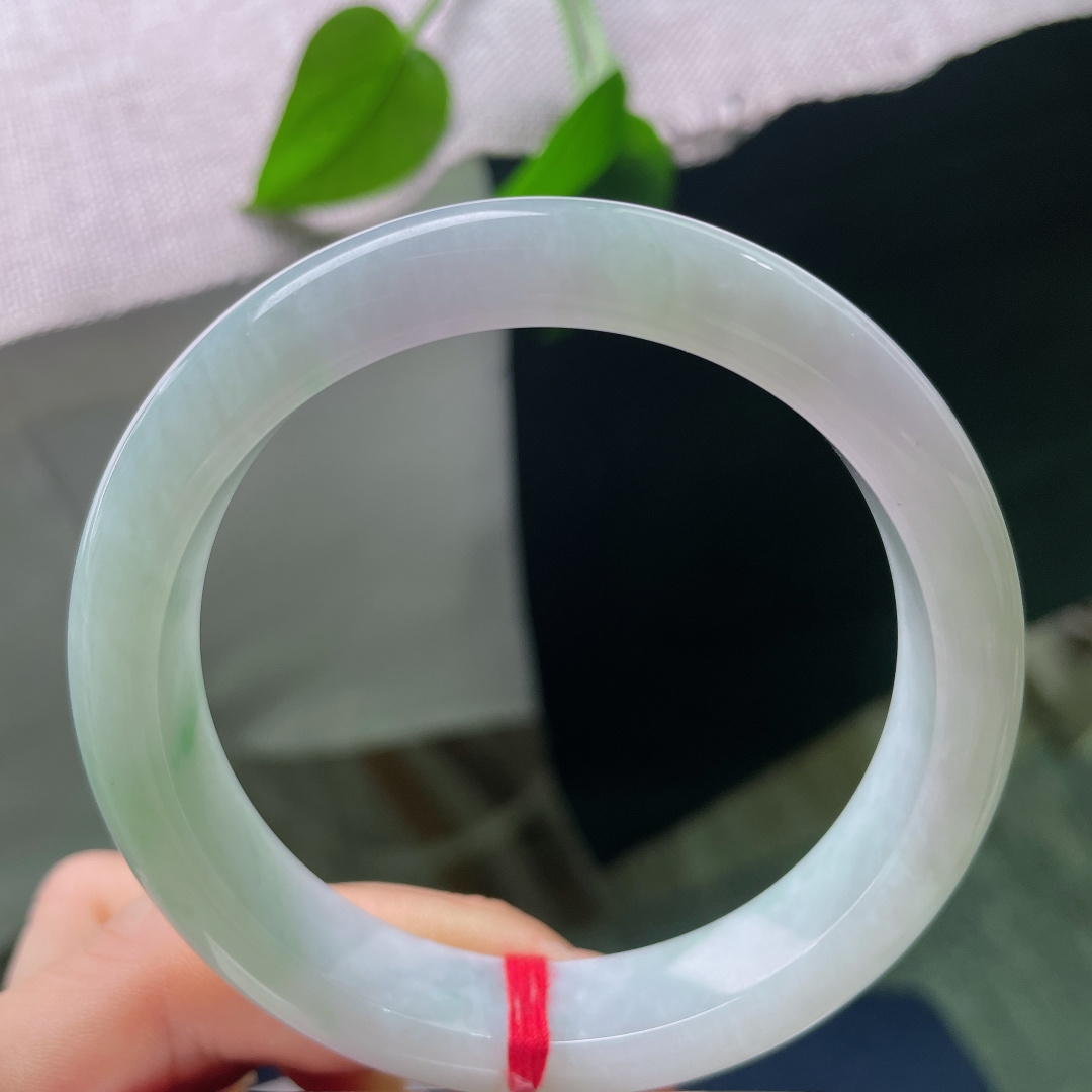 59/12.5/8.7，绿底正圈，无裂，绿调淡淡的不张扬，由浅至淡自然过渡，没有浓烈艳色，走温婉耐看路线。ss57850a